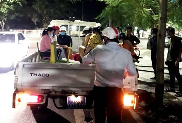 Bắt quả tang 6 người mua bán dâm tại nhà nghỉ, công viên: Giá 100-150 ngàn đồng/lượt