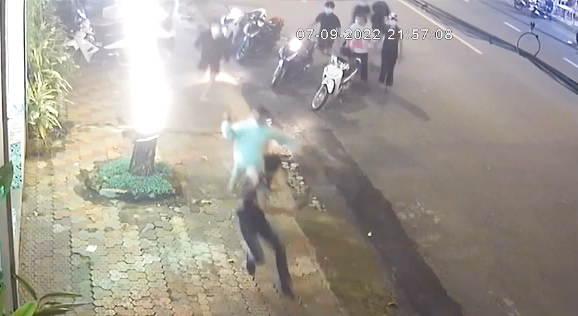 Vừa bước ra khỏi quán cà phê, nam thiếu niên 15 tuổi bị chém đứt lìa ngón tay