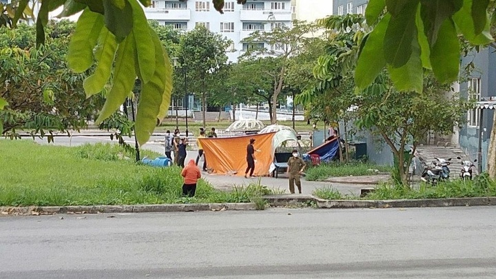 Sau tiếng động mạnh, nam sinh 22 tuổi tử vong trong tư thế úp mặt tại khuôn viên ký túc xá