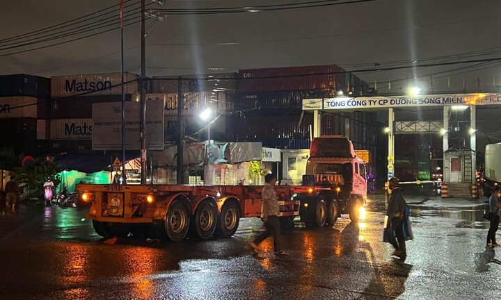 Xe máy cuốn vào gầm container sau tai nạn, 1 người tử vong tại chỗ