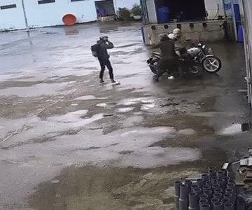 Xác minh clip nghi cảnh sát dùng dùi cui đánh thiếu niên chạy xe máy