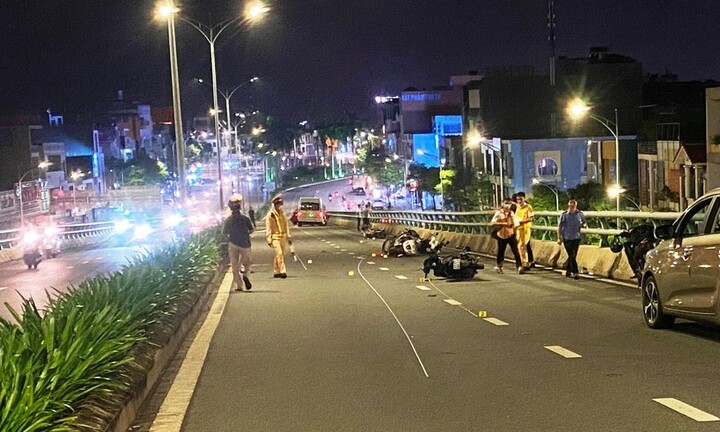 Ô tô 16 chỗ tông hàng loạt xe máy trong đêm, nhiều người bị thương