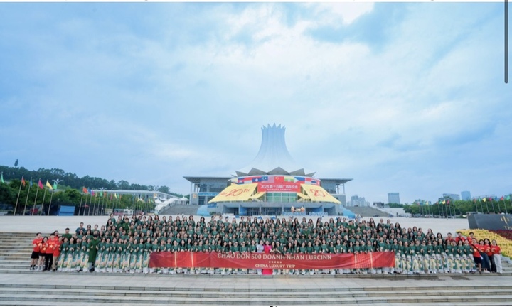 Lurcinn Group phủ xanh thương hiệu cùng tà áo dài Việt Nam giao thoa văn hoá Việt-Trung