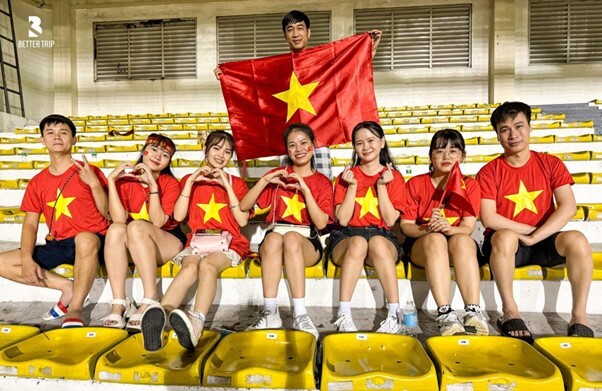 Tặng áo, cờ đỏ sao vàng - Better Trip tiếp lửa cho khán giả Việt Nam