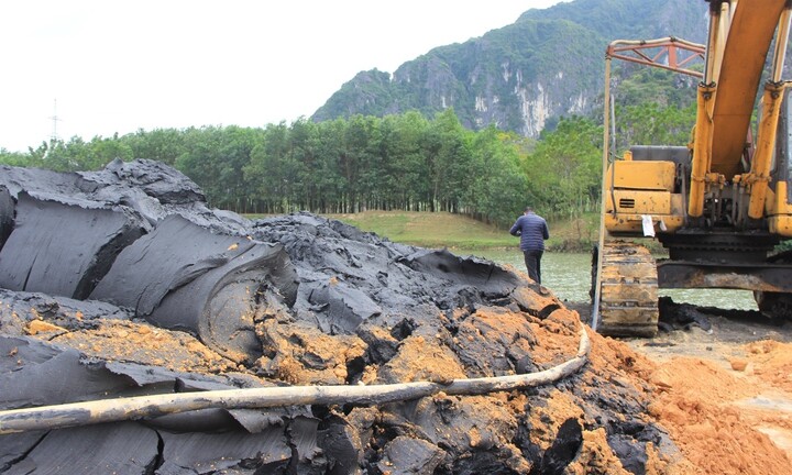 Huyện Lạc Thủy - Hòa Bình: Cần xử lý triệt để việc tập kết than xít, đổ đất lấn chiếm sông Bôi