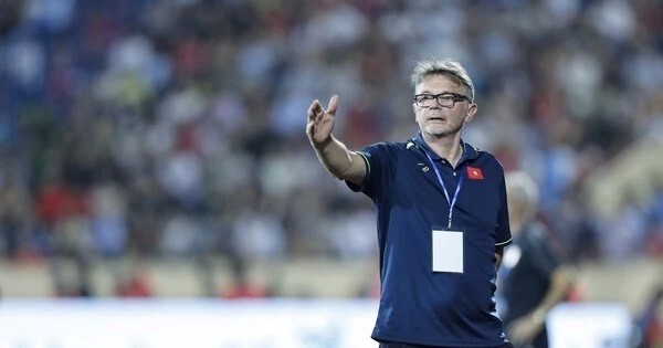 Cải tổ mạnh mẽ đội tuyển HLV Troussier liệu có đánh bại ông Shin Tae-yong?