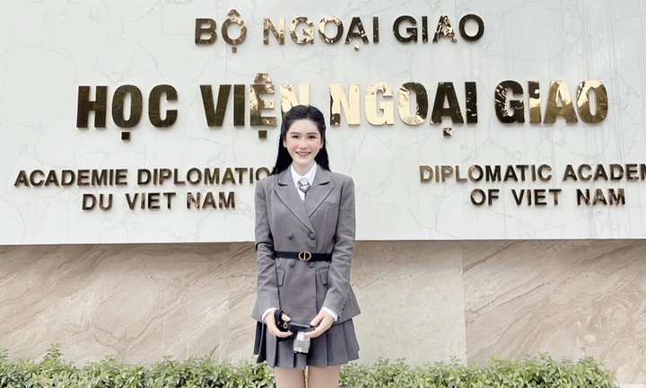 Gặp cô gái Học viện Ngoại giao học giỏi, truyền cảm hứng cho mọi người