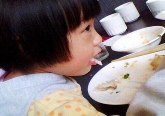 Bé gái 5 tuổi bị học xương cá, bác sĩ khen ngợi 3 việc làm của mẹ đã cứu con