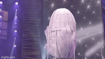 Khánh Vân bước ra từ chiếc kén, thể hiện thần thái cực đỉnh trong đem thi quốc phục Miss Universe 2020