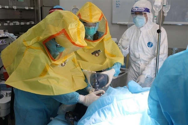 Mổ bắt bé thành công cho sản phụ nhiễm COVID-19 bị suy hô hấp nặng