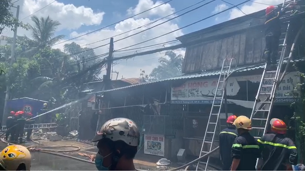 TP.HCM: Cháy 3 căn nhà tại Thủ Đức khiến cả khu phố náo loạn