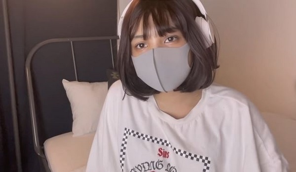 Hot girl Nhật Bản càng trở nên nổi tiếng sau khi lộ mặt thật 