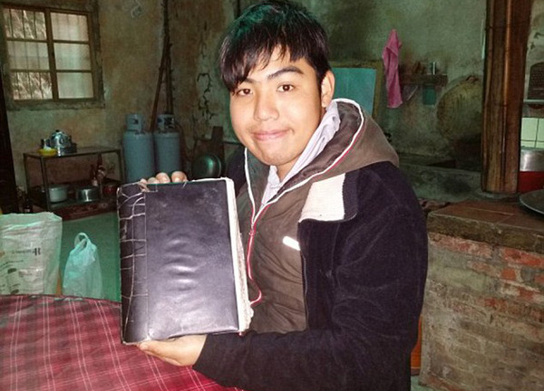 Chàng trai 31 tuổi điên cuồng viết nhật ký vì trí nhớ chỉ lưu giữ được 5 phút