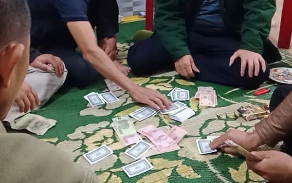 Thanh Hóa: Tạm đình chỉ công tác 4 cán bộ đánh bạc trong trụ sở cơ quan