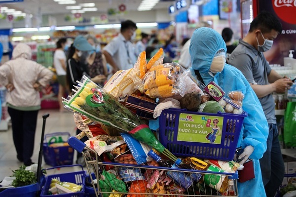 Người dân TP.HCM đổ xô đi mua hàng hóa tích trữ trước giờ siết chặt giãn cách