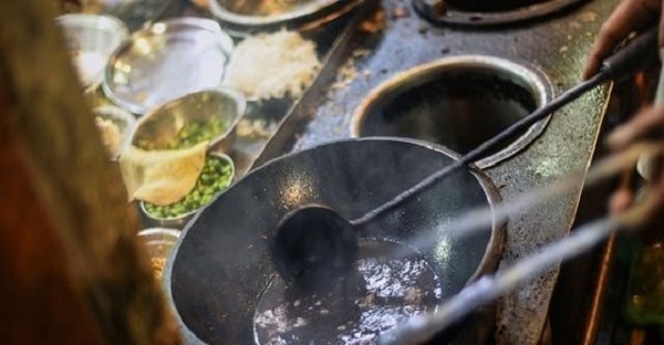 Phẫn nộ người phụ nữ bắt bé gái 11 tuổi cho tay vào chảo dầu nóng chỉ để chứng minh cô bé không nói dối 