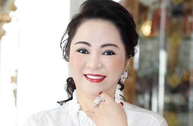 Giữa ồn ào sao kê kiện tụng, bà Phương Hằng tặng 20.000 hộp găng tay y tế cho tuyến đầu chống dịch