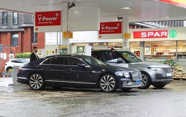 Siêu xe của Ronaldo chờ 7 tiếng không được đổ xăng do khủng hoảng nhiên liệu ở Anh