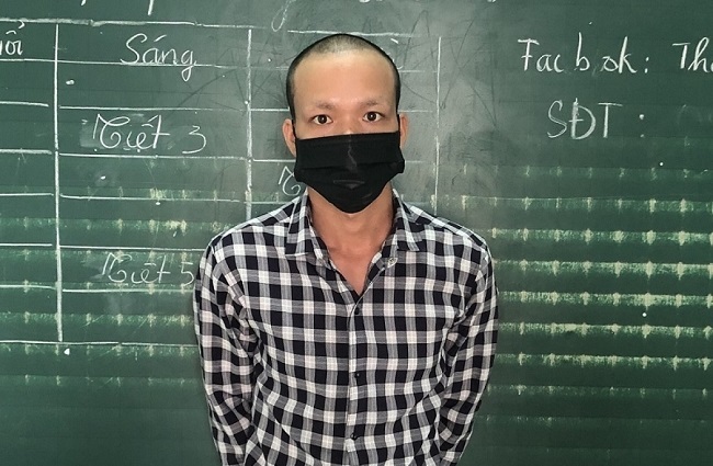 Con trai cầm gậy đánh mẹ, lấy dao chém tiếp lực lượng chức năng khi bị can ngăn