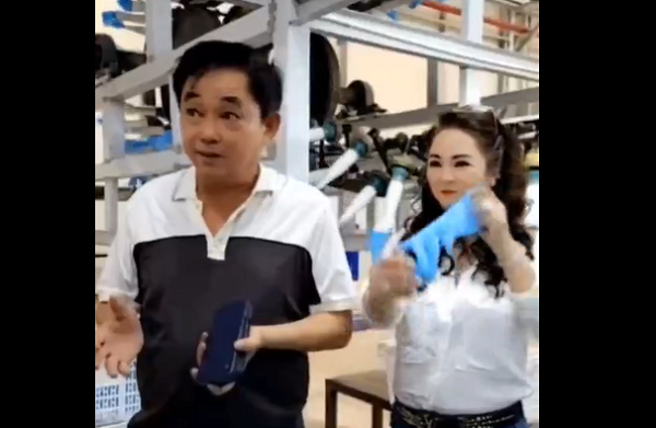 Đi thị sát nhà máy găng tay, bà Phương Hằng khiến dân tình đứng hình vì hành động khó tin