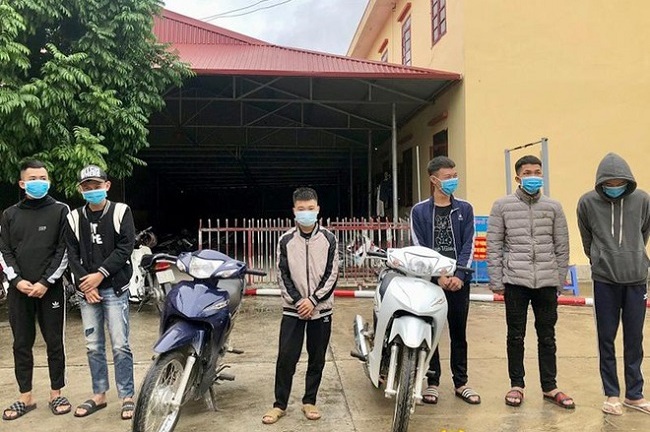 Xử phạt nhóm quái xế bốc đầu, lạng lách rồi quay Tiktok đăng facebook