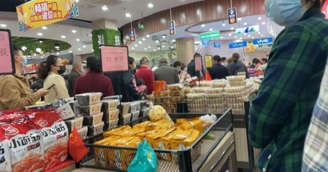 Người dân Trung Quốc chen chúc đến siêu thị mua đồ, có người mua 300 cân gạo: Chính quyền kêu gọi bình tĩnh