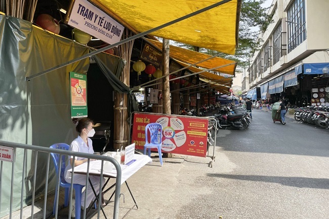 Hà Nội vận hành trạm y tế lưu động tại chợ Đồng Xuân