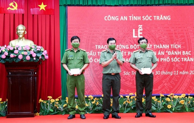 Thưởng nóng ban chuyên án phá đường dây đánh bạc nghìn tỉ ở Sóc Trăng