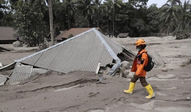 Video núi lửa phun trào kinh hoàng, 14 người chết và hàng chục người bị thương ở Indonesia