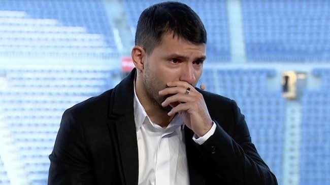 Aguero bật khóc, tuyên bố giải nghệ ở tuổi 33 vì vấn đề tim mạch