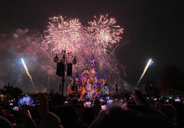 Video: Chiêm ngưỡng màn pháo hoa nghệ thuật đón năm 2022 tại Disneyland Thượng Hải