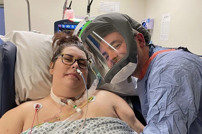 Nữ y tá nhiễm COVID-19 nguy kịch hồi phục sau 28 ngày hôn mê nhờ dùng thuốc trị rối loạn cương dương