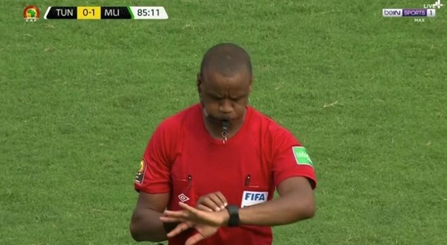 Khó tin: Trọng tài 2 lần thổi còi hết trận trước phút 90 tại CAN 2021