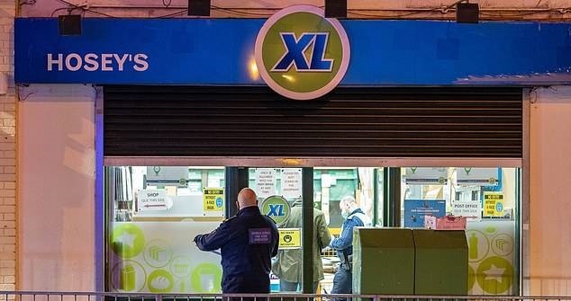 Bàng hoàng thi thể người quá cố bị kéo đến bưu cục để lĩnh lương hưu