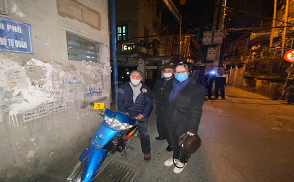 Người phụ nữ dũng cảm tóm gọn tên cướp trên đường phố Hà Nội