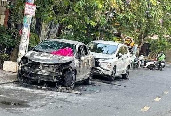 Điều tra nghi vấn 3 ô tô bị đốt chạy rụi ở TP.HCM