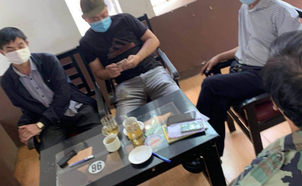 Chồng ngoại tình, vợ đánh ghen ép tình địch ký nợ 120 triệu đồng