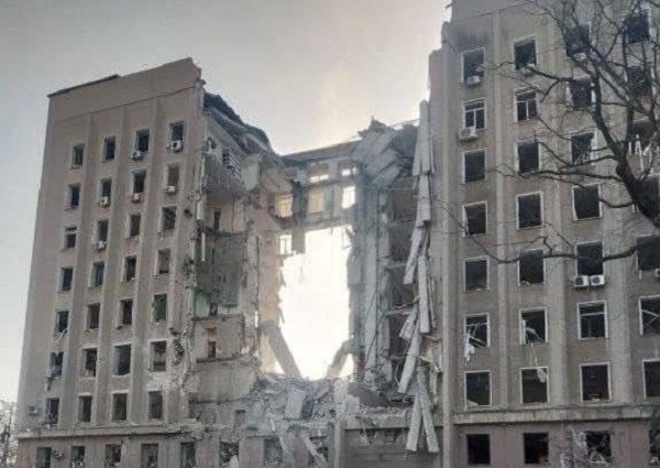 Tòa nhà chính phủ ở Nam Ukraine trúng pháo kích, 9 người bị thương