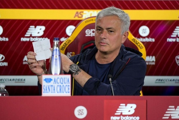 HLV Mourinho miệt thị phóng viên giữa họp báo