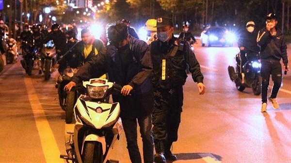 Vây bắt nhóm quái xế gây náo loạn đường phố Hà Nội, cho tự đứng nghe tiếng nẹt pô đinh tai nhức óc