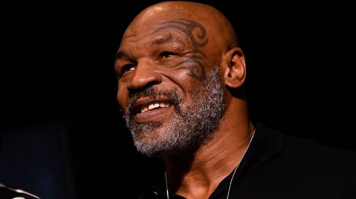 Mike Tyson đấm hành khách chảy máu trên máy bay