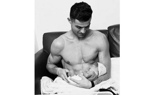 Ronaldo lần đầu khoe cận mặt con gái nhỏ: 