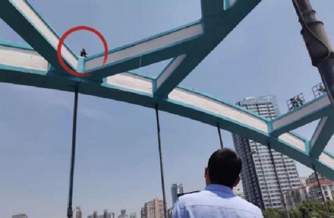 Người đàn ông 55 tuổi bị bắt vì 2 lần dọa nhảy cầu để gặp bạn gái