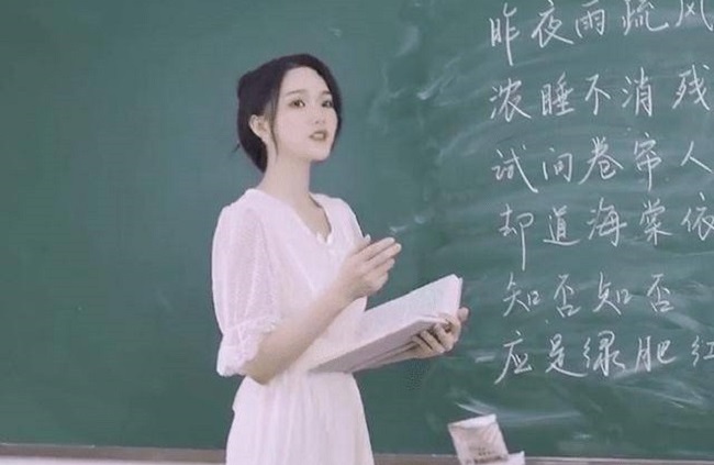 Nữ giáo viên xinh đẹp diện váy ngắn lên lớp: Giảng đường chật kín, phụ huynh lo lắng