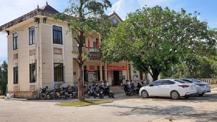 Khởi tố 2 cán bộ thu tiền làm sổ đỏ trái quy định