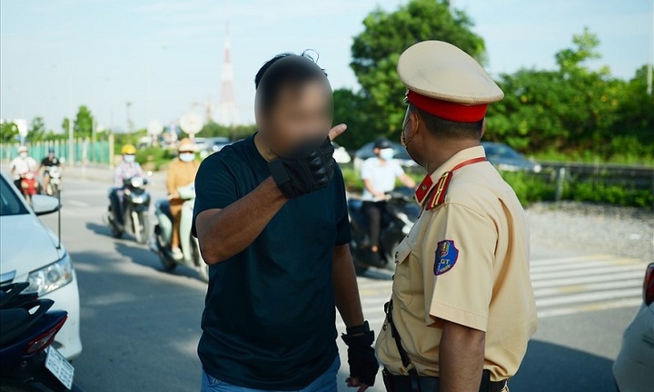 Người đàn ông vi phạm giao thông còn to tiếng với cảnh sát, tự xưng 