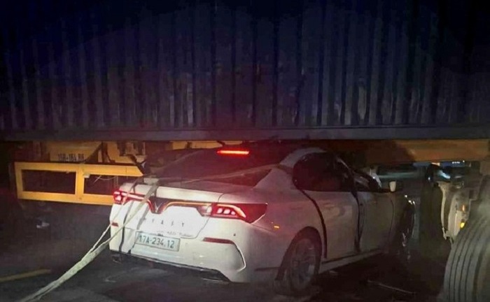 Thái Bình: Ô tô đi đám cưới về va chạm với xe đầu kéo, 4 người thương vong