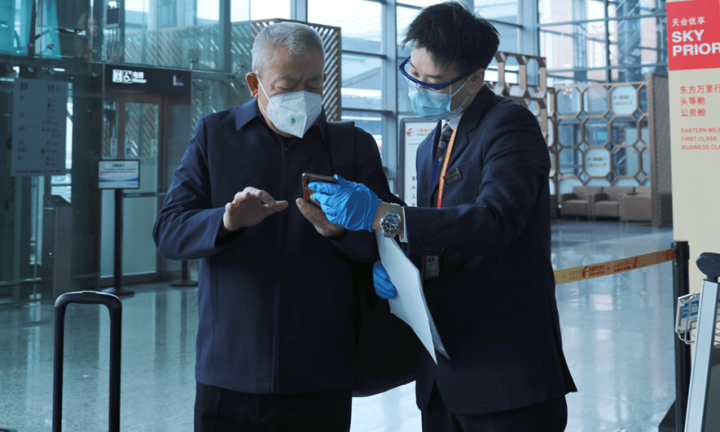 Trung Quốc: Người đàn ông không thể lên máy bay vì giấy xét nghiệm COVID-19 quá hạn 3 phút