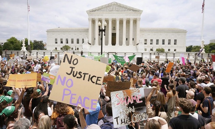 Bé gái 10 tuổi bị cưỡng hiếp mang thai nhưng không được phá thai, dư luận Mỹ phẫn nộ