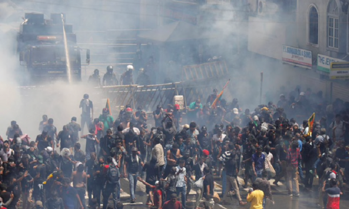 Hàng nghìn người biểu tình tràn vào dinh thự, Tổng thống Sri Lanka phải đi lánh nạn